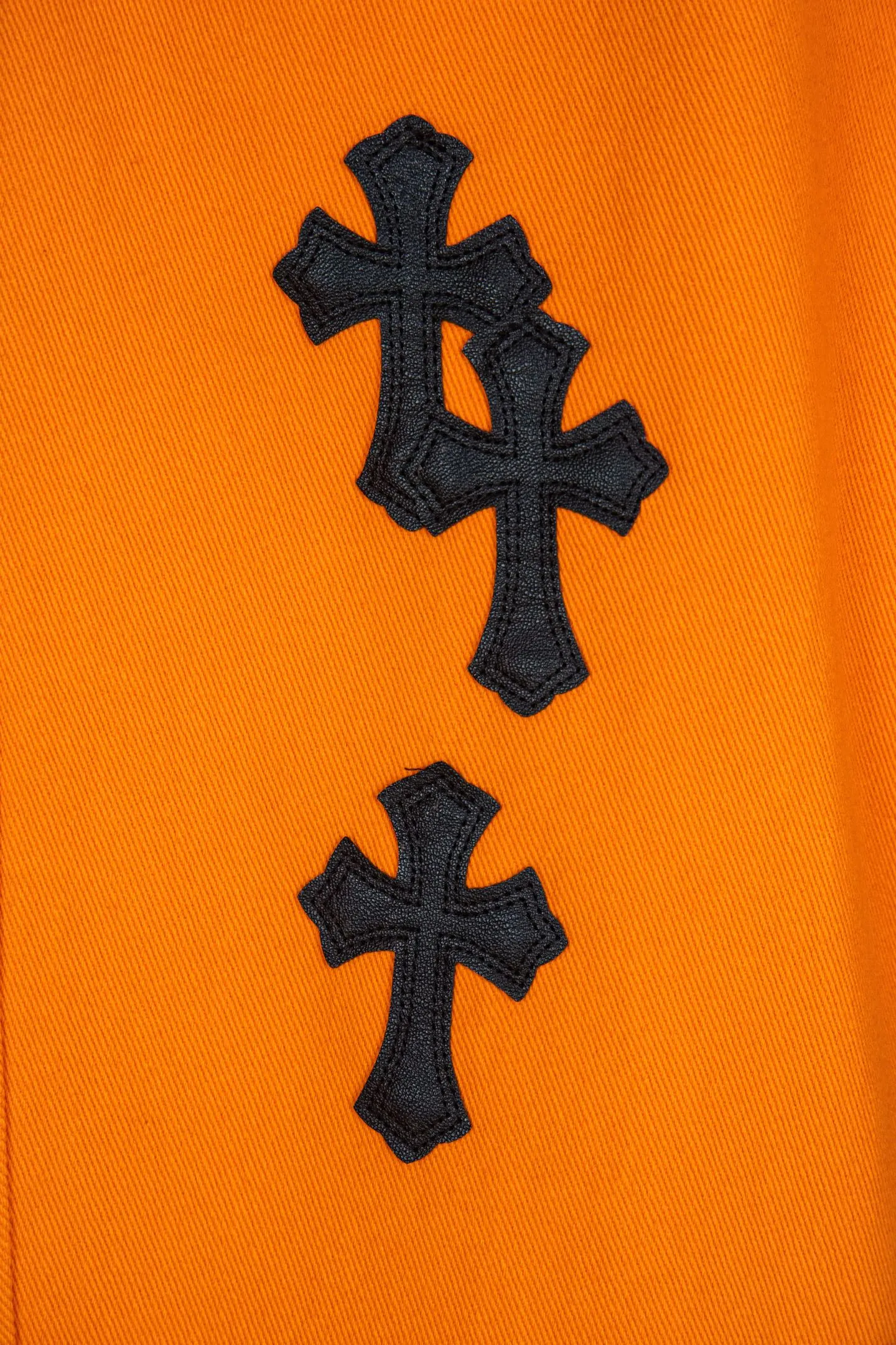 P260 top version Chrome Hearts Orange Cow King patch leather flared jeans 🌞It can be called the most summery style of Chrome Hearts. The vibrant orange is the unique and passionate color of summer. Wearing it, it seems to bring sunshine and dazzling dazzling.  These pants are modified based on Levi's genuine American-made 90 second-hand soleplates, and the quality is guaranteed. The sterling silver hardware accessories are full of texture and reflect fine light as the body moves, giving it a high-end feel. The lambskin leather craftsmanship is exquisite, the soft leather collides with the tough denim, and the design is full of sense.  The bell-bottom style is retro and fashionable. It not only modifies the shape of the legs, but also makes you walk with wind and full aura. Whether paired with a simple white T-shirt or a personalized short top, you can easily create an exclusive trendy look.  🔶The unique orange color stands out among the crowd of jeans and easily becomes the focus of your outfit.  Size covers M-XXL (corresponding to sizes 30-36),